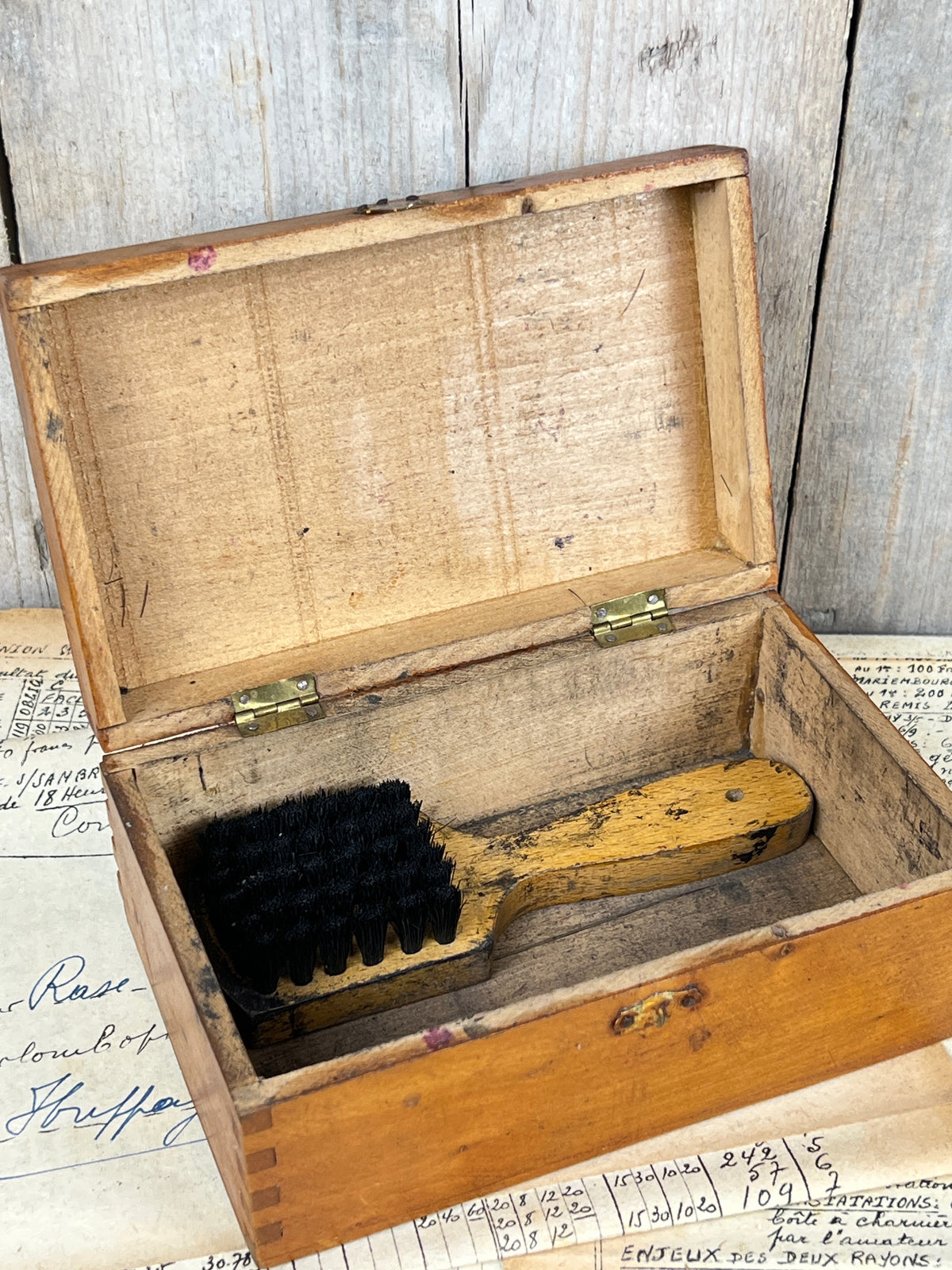 Ancien coffret nécessaire à chaussures en bois avec sa brosse