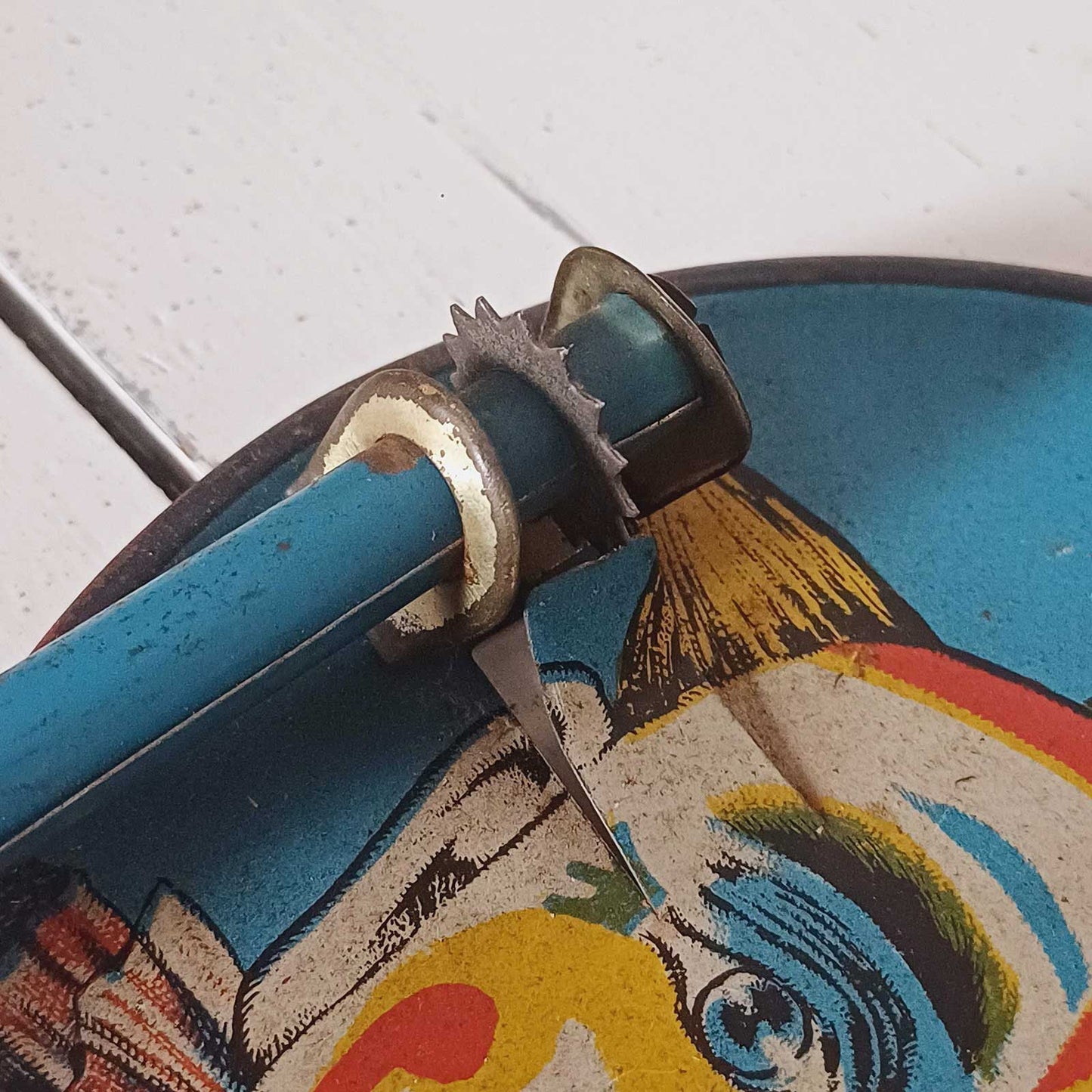 Ancienne crécelle illustrée des clowns Blanc et Auguste (Footit) circa 1950