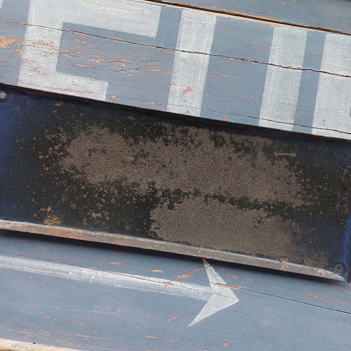 Plaque d'utilité émaillée - Direction - Signée