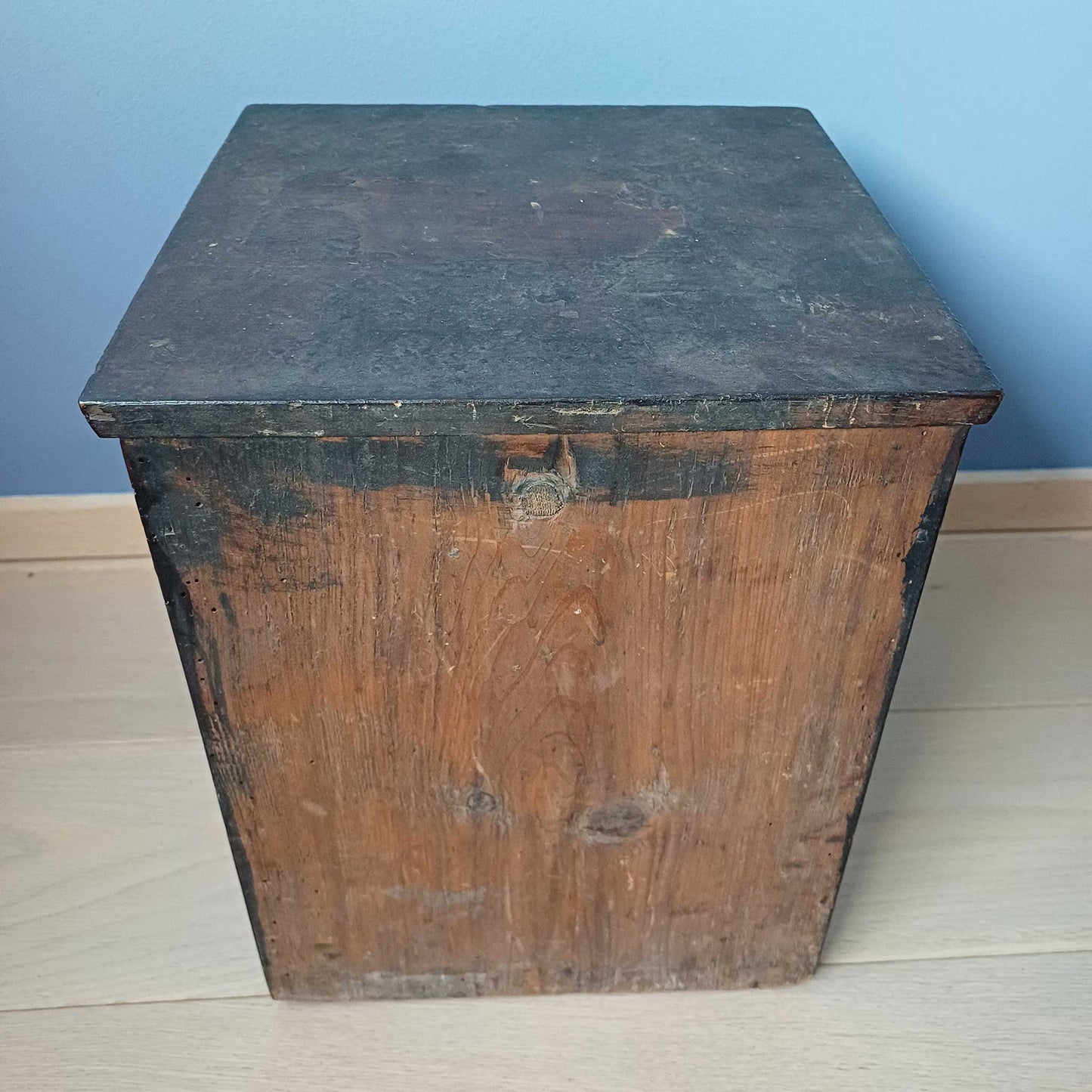 Layette d'horloger pour le rangement de verres de montres