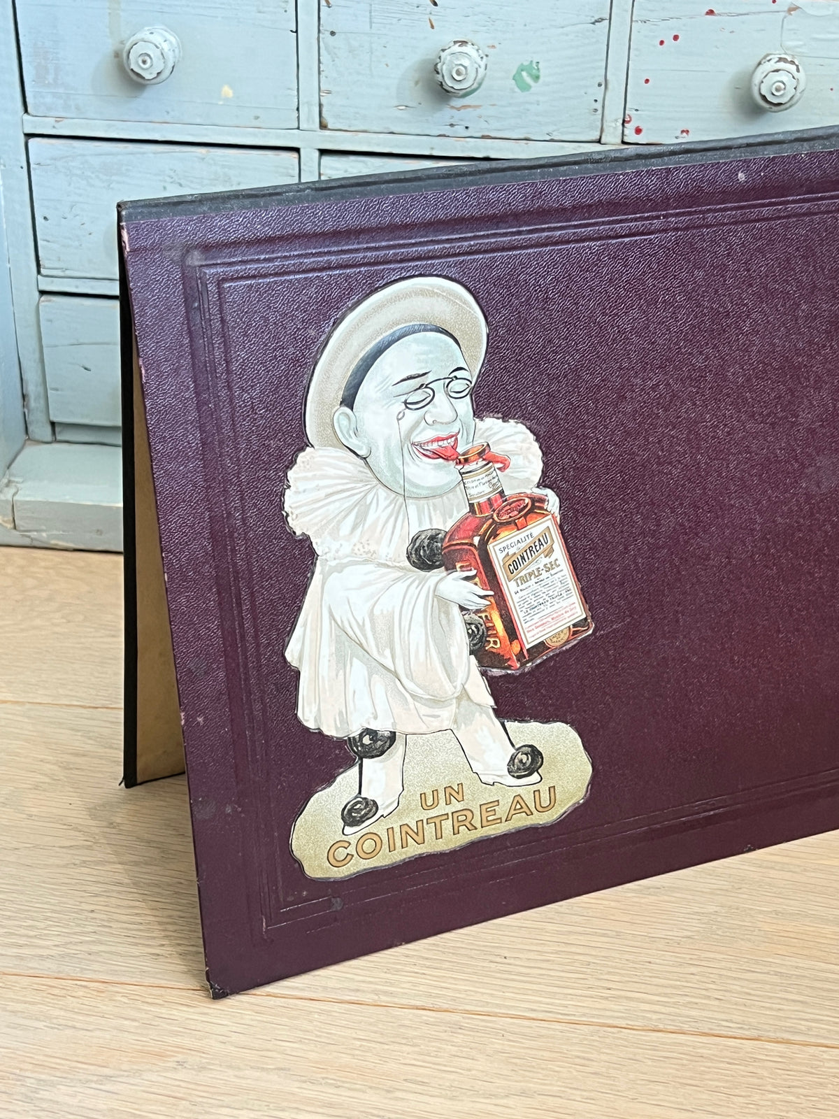 Ancien protège-menu de bar publicitaire Cointreau en carton gaufré