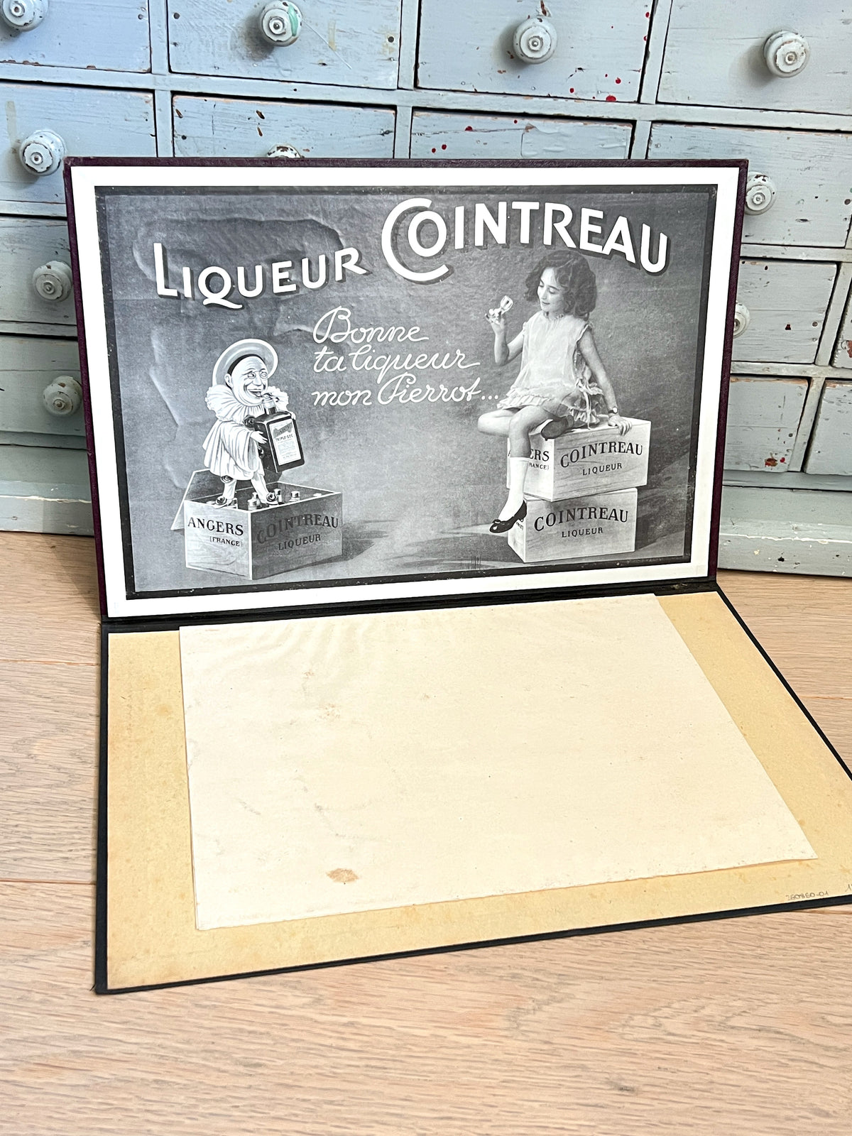 Ancien protège-menu de bar publicitaire Cointreau en carton gaufré