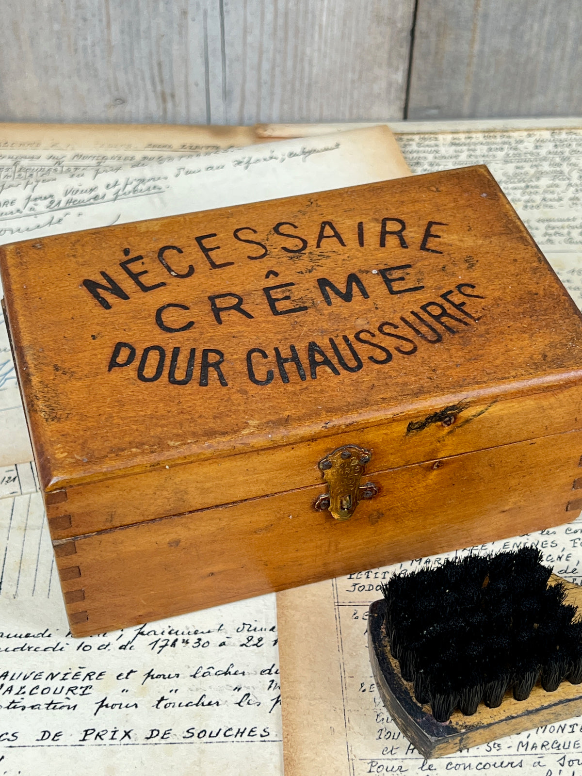 Ancien coffret nécessaire à chaussures en bois avec sa brosse