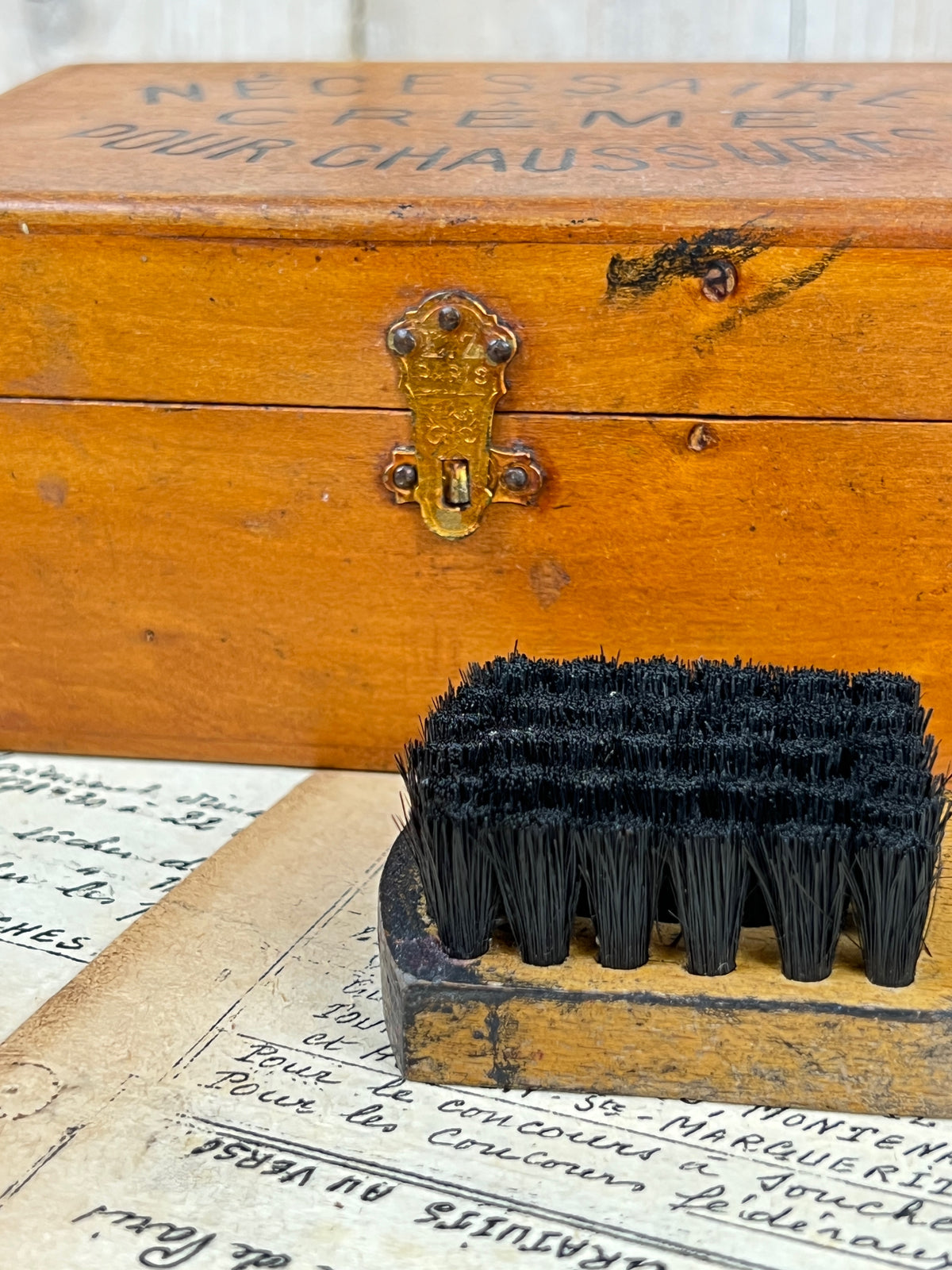 Ancien coffret nécessaire à chaussures en bois avec sa brosse