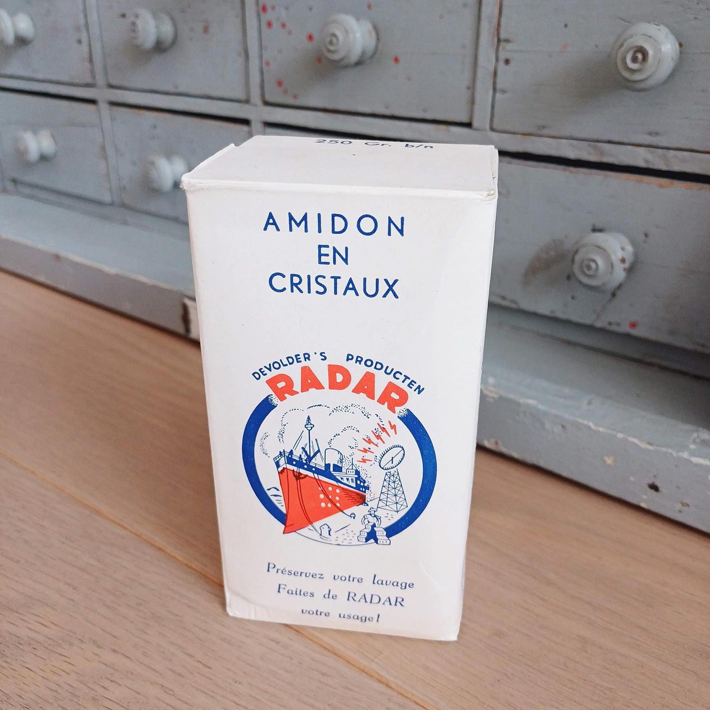 Ancienne boîte pleine d’amidon Radar en carton, graphisme bleu et rouge, emballage vintage en excellent état.