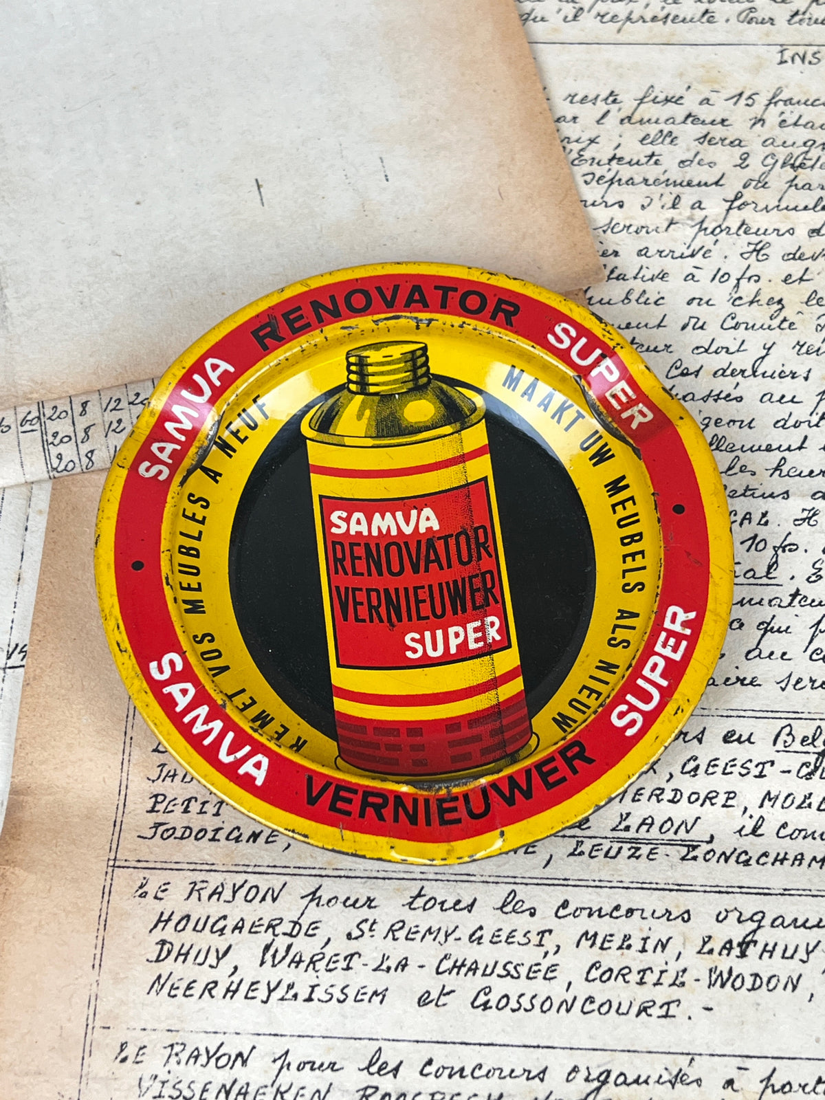 Ancien cendrier publicitaire rond en métal lithographié de la marque belge Samva Rénovateur Vernieuwer Super pour meubles, objet de collection vintage.