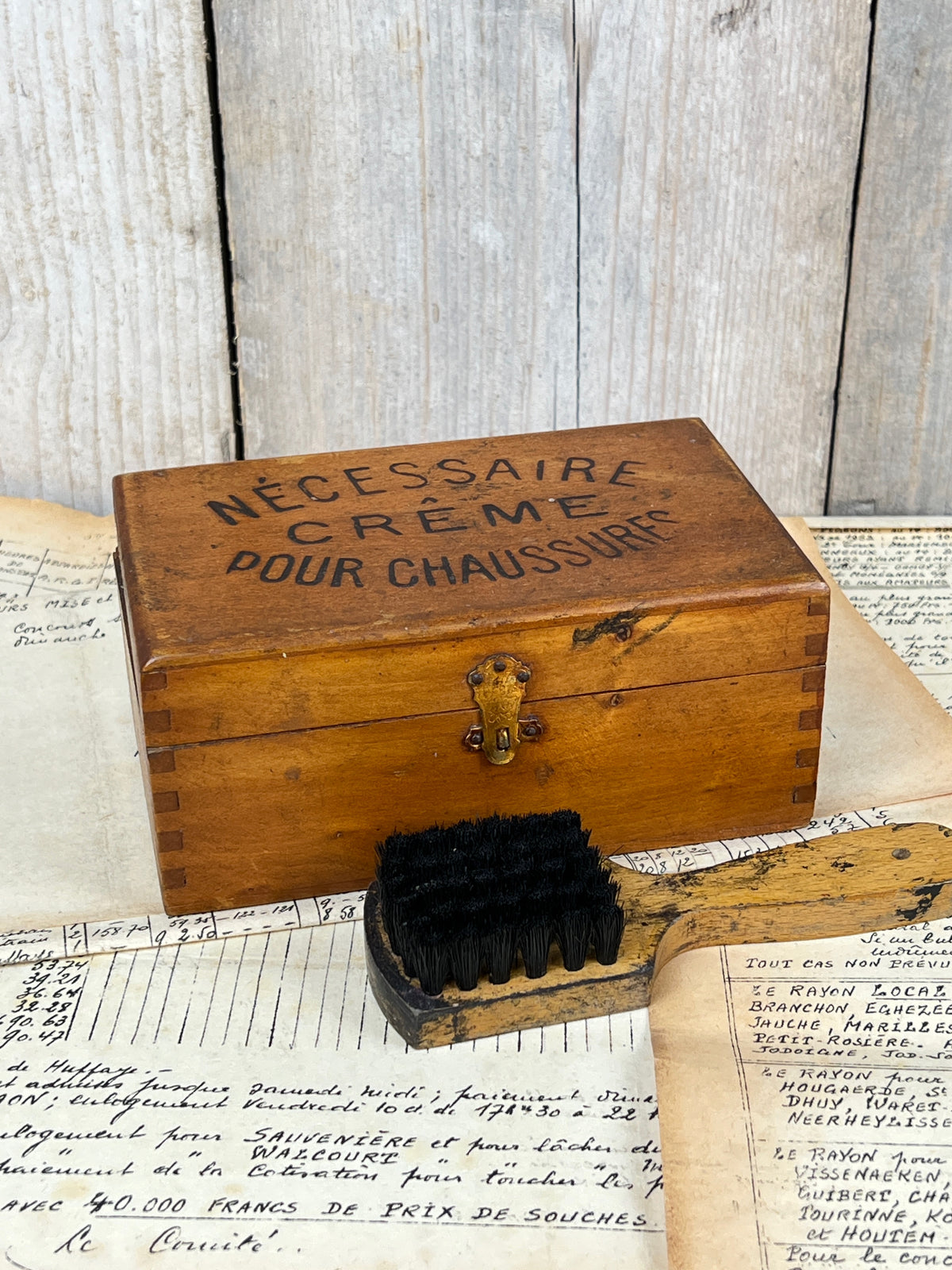 Ancien coffret nécessaire à chaussures en bois patiné avec inscription noire sur le couvercle, fourni avec sa brosse de cirage ancienne.