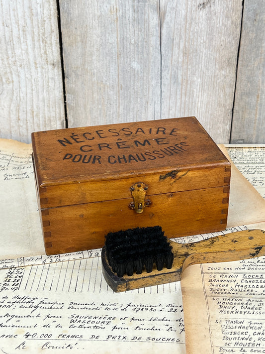 Ancien coffret nécessaire à chaussures en bois patiné avec inscription noire sur le couvercle, fourni avec sa brosse de cirage ancienne.