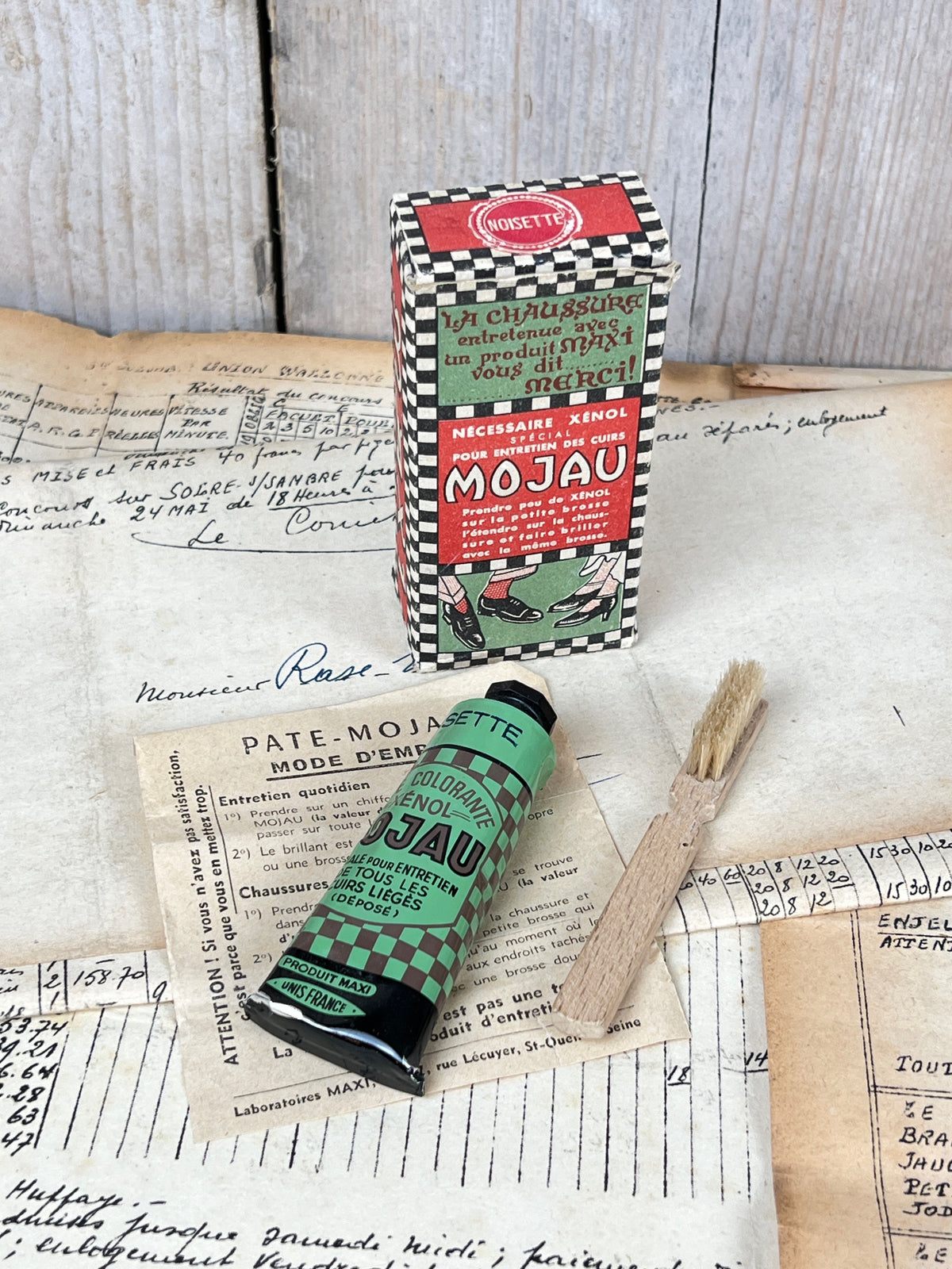 Ancien nécessaire de cirage vintage de la marque Mojau complet et jamais utilisé, comprenant la boîte d'origine, le tube de crème, la brosse et la notice.
