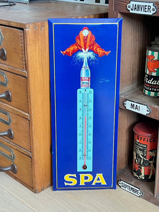 Ancien thermomètre publicitaire vertical en tôle bleue de la marque belge SPA représentant le Pierrot jaillissant d'une bouteille, signé Jean d'Ylen.