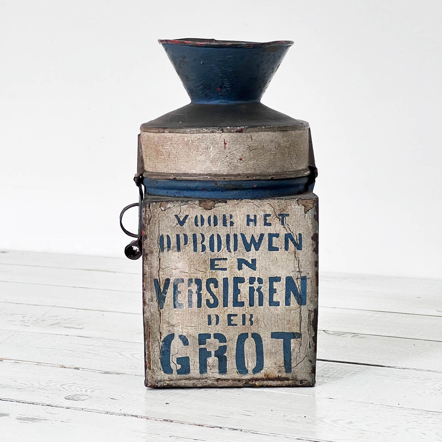 Ancien tronc de quête en tôle peinte avec inscriptions bleues en néerlandais, patine d'origine et entonnoir supérieur.