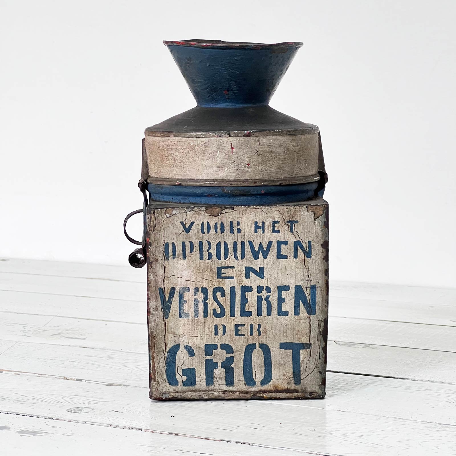 Ancien tronc de quête en tôle peinte avec inscriptions bleues en néerlandais, patine d'origine et entonnoir supérieur.