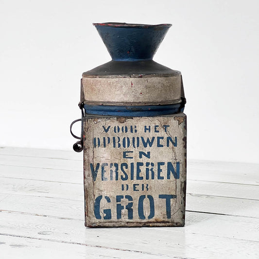 Ancien tronc de quête en tôle peinte avec inscriptions bleues en néerlandais, patine d'origine et entonnoir supérieur.