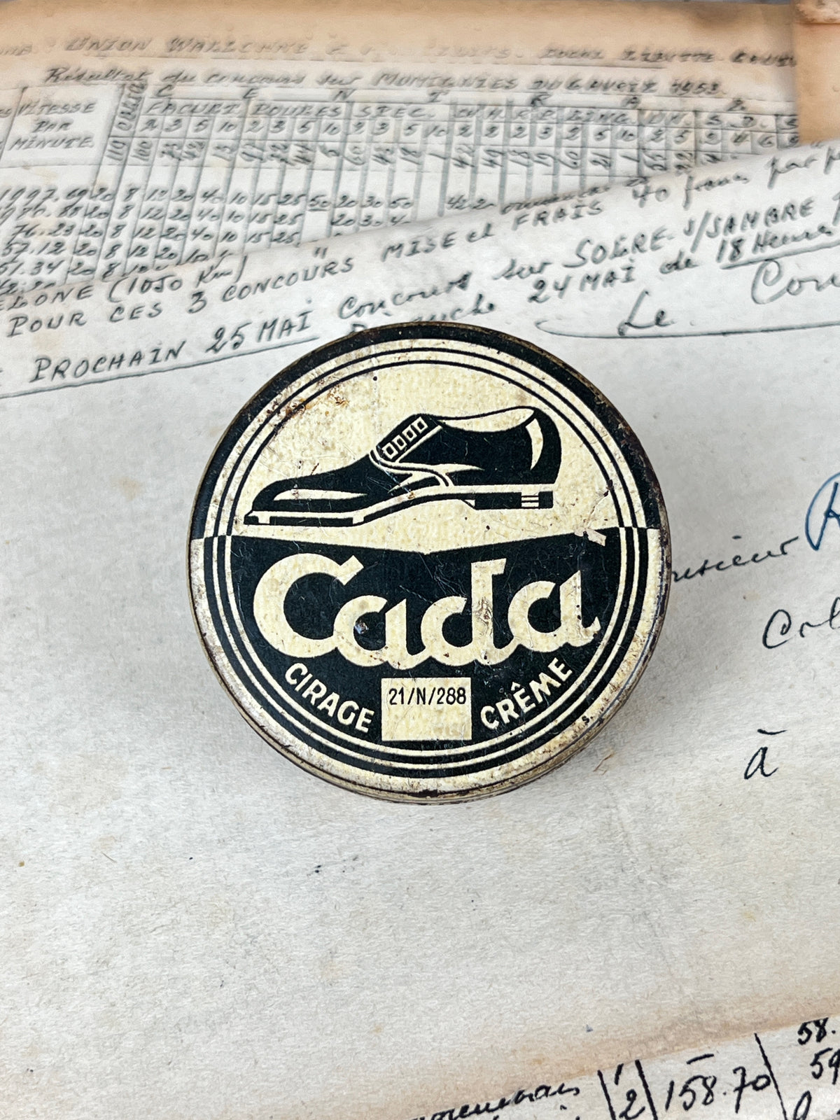 Ancienne boîte de cirage publicitaire en métal de la marque Cada, objet de collection en fer blanc lithographié d'époque vintage.