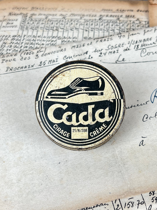 Ancienne boîte de cirage publicitaire en métal de la marque Cada, objet de collection en fer blanc lithographié d'époque vintage.