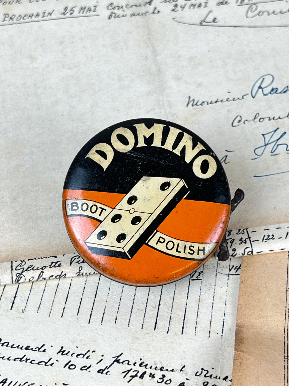 Ancienne boîte de cirage publicitaire en métal de la marque Domino, objet de collection en fer blanc lithographié d'époque vintage.