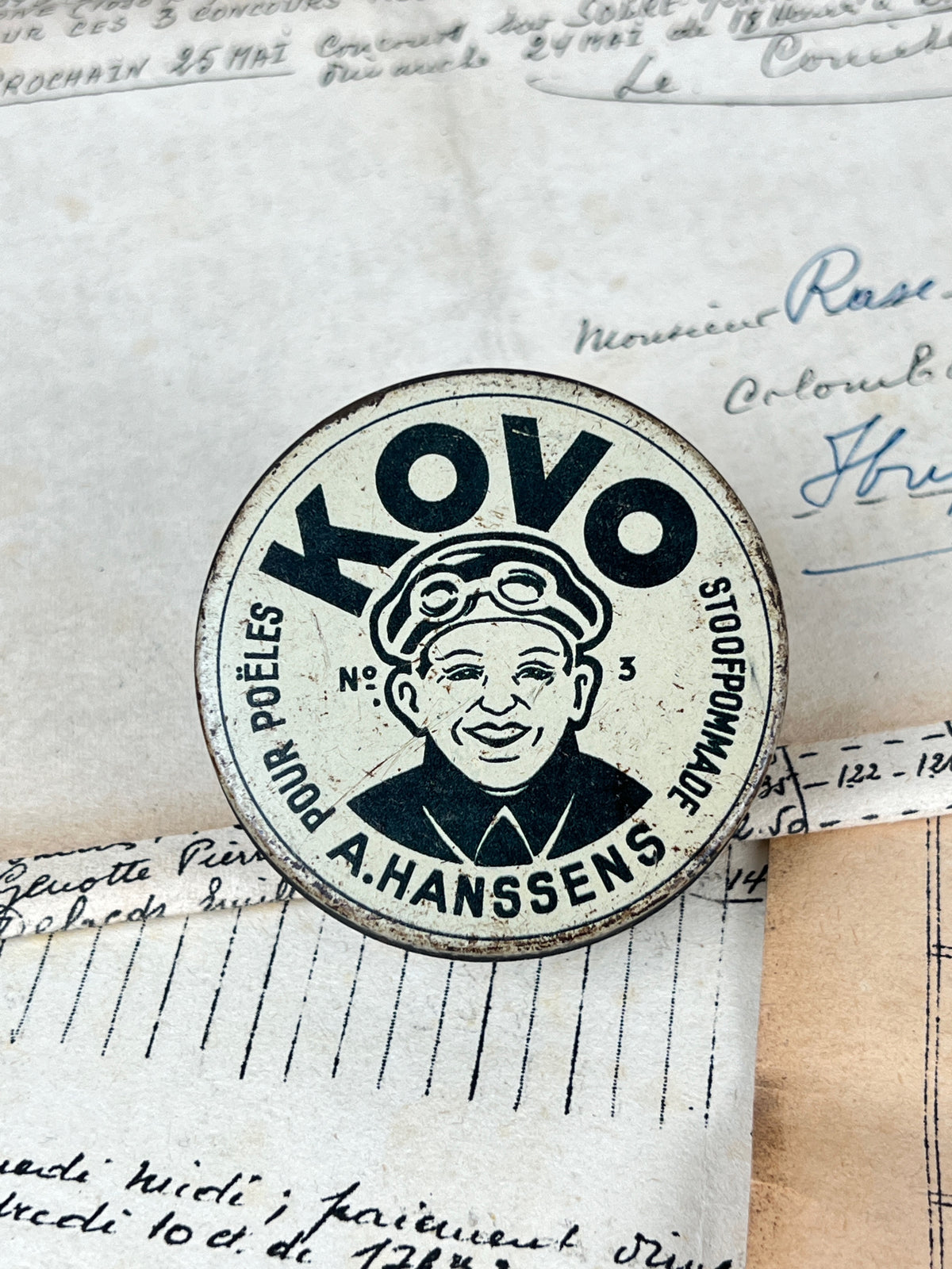 Ancienne boîte de cirage publicitaire en métal de la marque Kovo, objet de collection en fer blanc lithographié d'époque vintage.