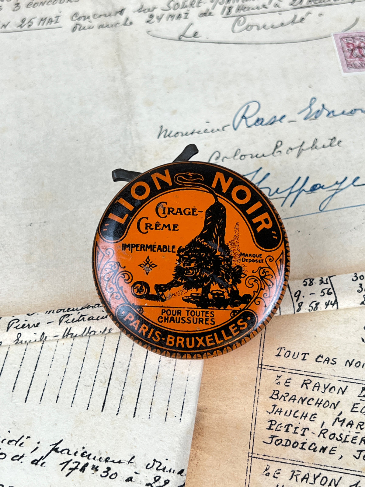 Ancienne boîte de cirage publicitaire en métal de la marque Lion Noir, objet de collection en fer blanc lithographié d'époque vintage.