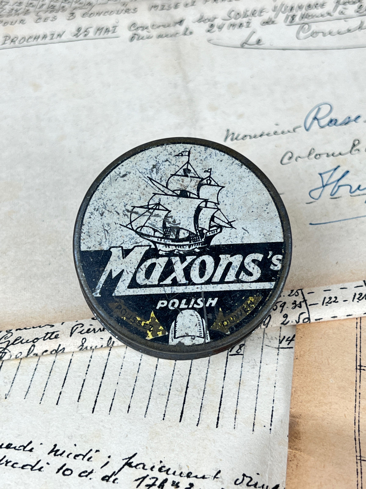 Ancienne boîte de cirage publicitaire en métal de la marque Maxons, objet de collection en fer blanc lithographié d'époque vintage.