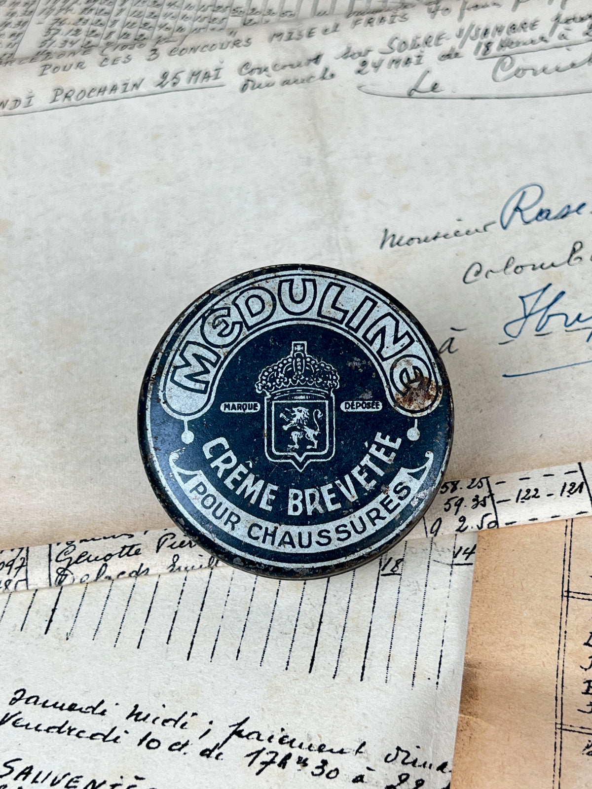 Ancienne boîte de cirage publicitaire en métal de la marque Meduline, objet de collection en fer blanc lithographié d'époque vintage.