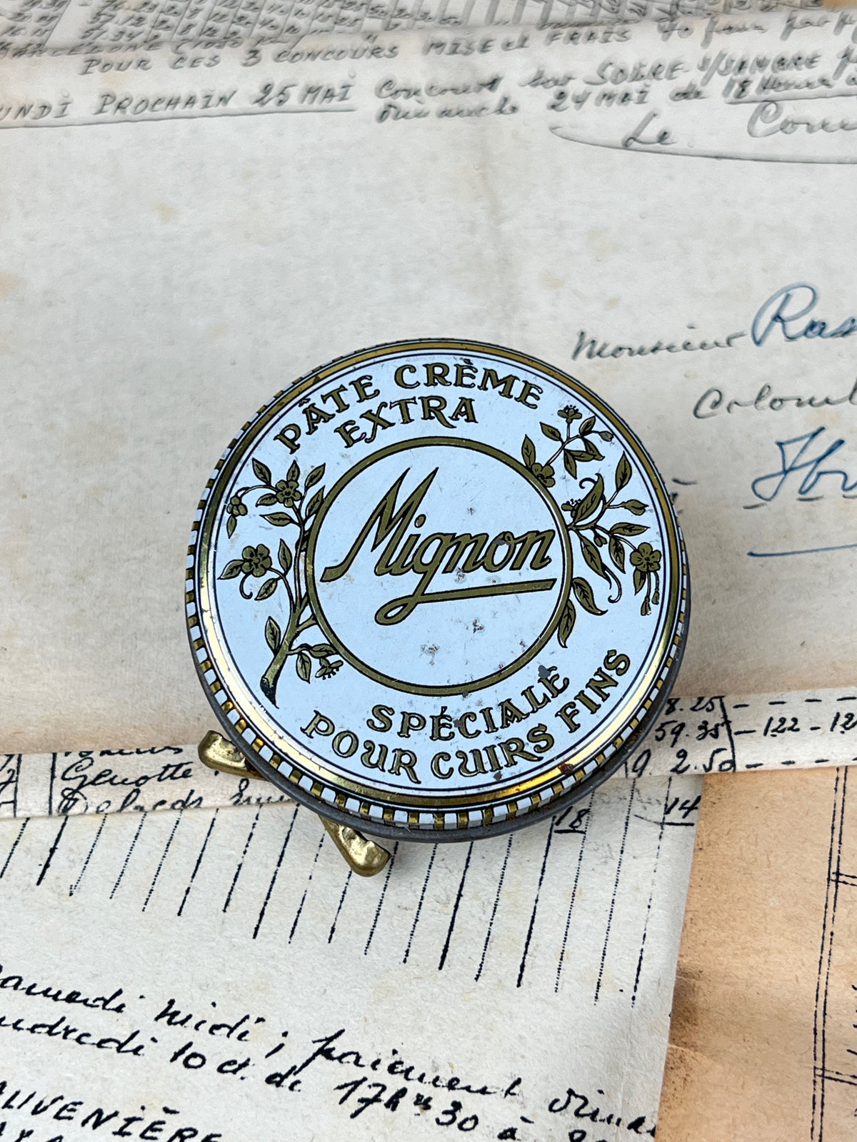 Ancienne boîte de cirage publicitaire en métal de la marque Mignon, objet de collection en fer blanc lithographié d'époque vintage.