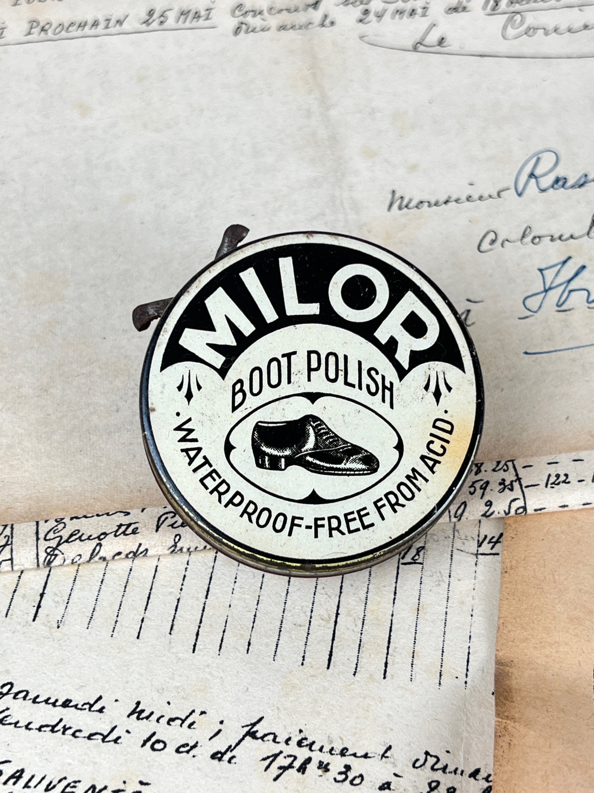 Ancienne boîte de cirage publicitaire en métal de la marque Milor, objet de collection en fer blanc lithographié d'époque vintage.