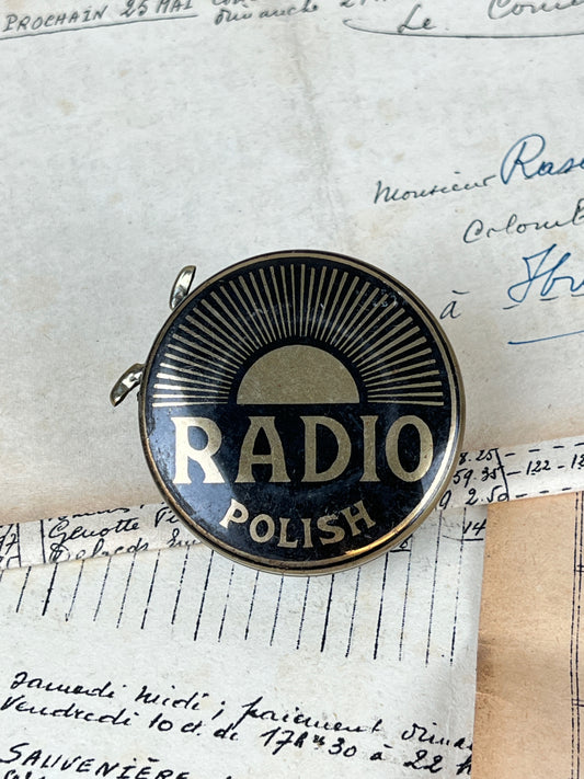 Ancienne boîte de cirage publicitaire en métal de la marque Radio, objet de collection en fer blanc lithographié d'époque vintage.
