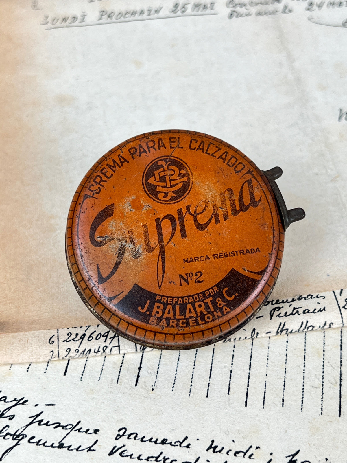 Ancienne boîte de cirage publicitaire en métal de la marque Suprema, objet de collection en fer blanc lithographié d'époque vintage.