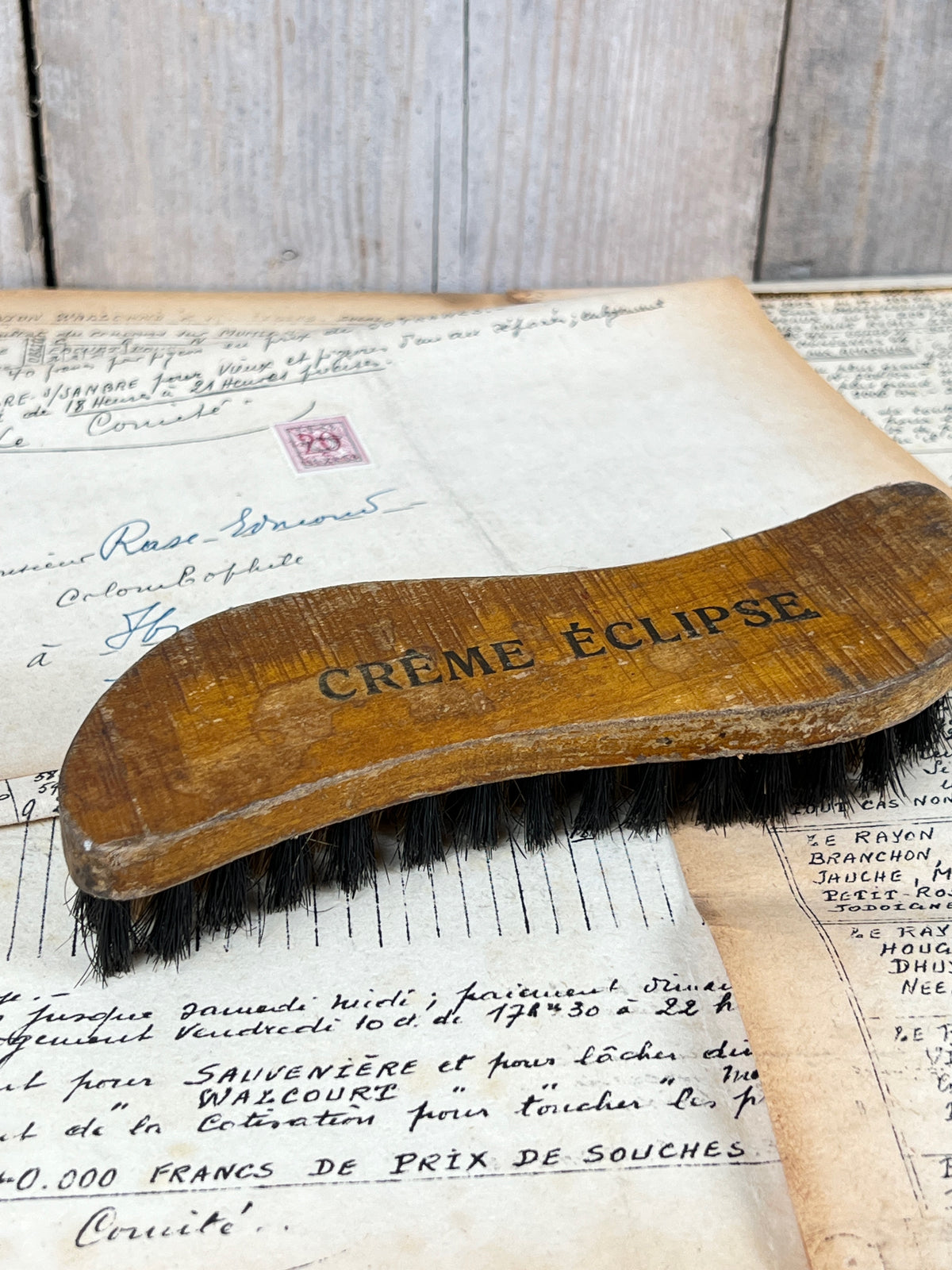 Ancienne brosse à reluire publicitaire en bois avec inscription noire Crème Éclipse et poils noirs pour l'entretien des chaussures, collection vintage.