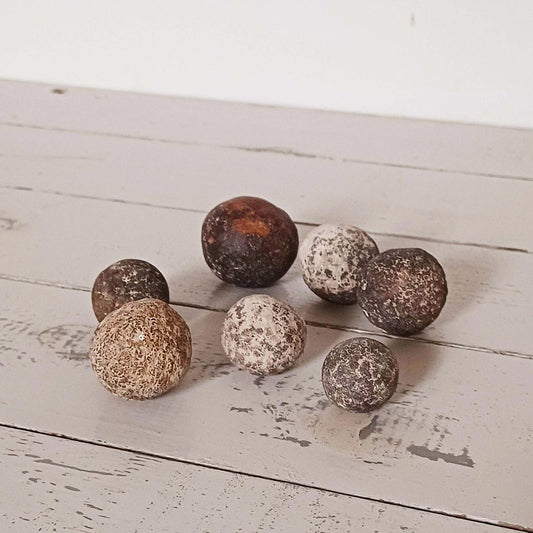 Lot de 7 anciennes balles de mousquet XVIe–XVIIe siècle en plomb patiné, artefacts historiques.