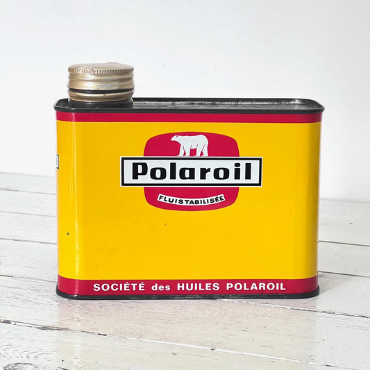 Ancien bidon d'huile Polaroil en tôle lithographiée jaune avec logo ours blanc, format 17 x 14,5 x 7 cm.