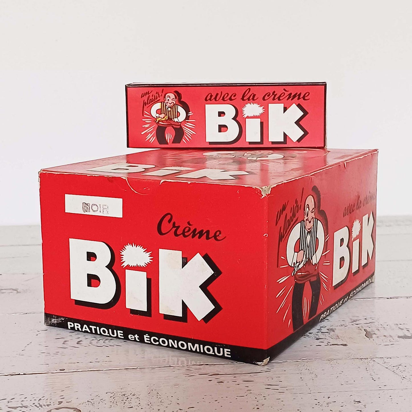 Boîte présentoir vintage pour tubes de cirage Bik, graphisme ancien, objet publicitaire début XXe siècle.