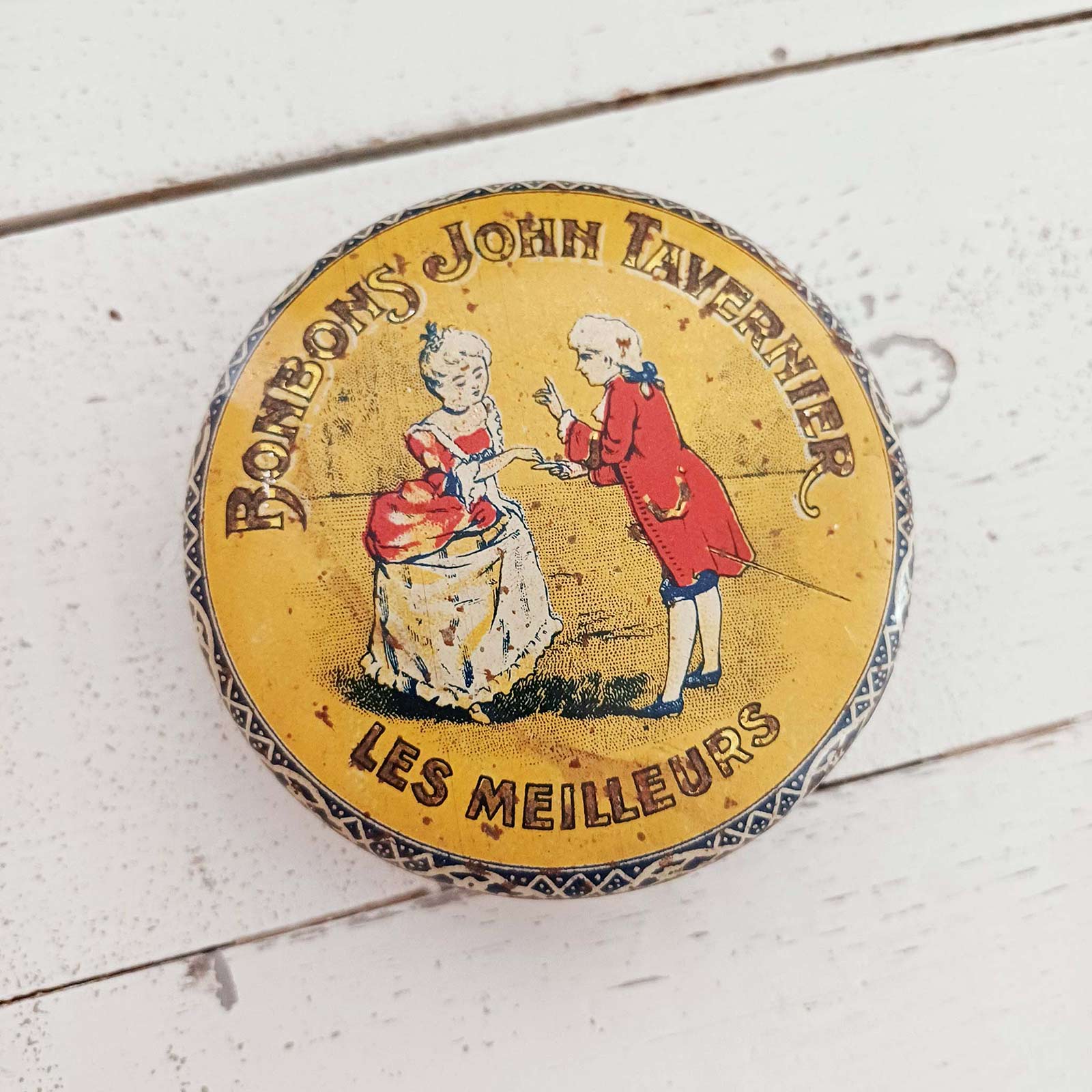 Bombonnière ancienne en tôle lithographiée Bonbons John Tavernier, petite boîte ronde du début du 20e siècle.