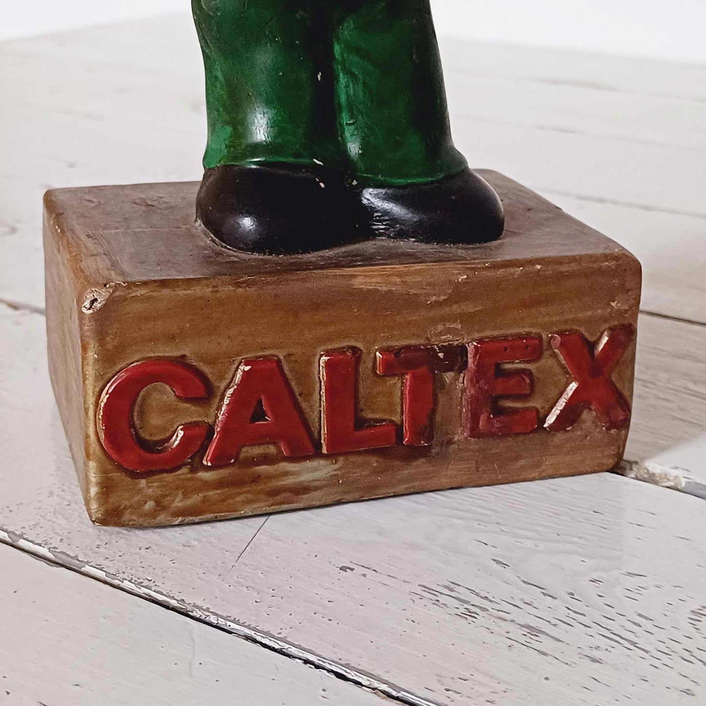 Statuette de pompiste en plâtre pour les huiles Caltex