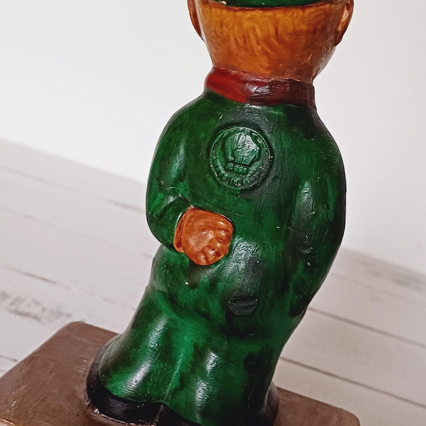 Statuette de pompiste en plâtre pour les huiles Caltex