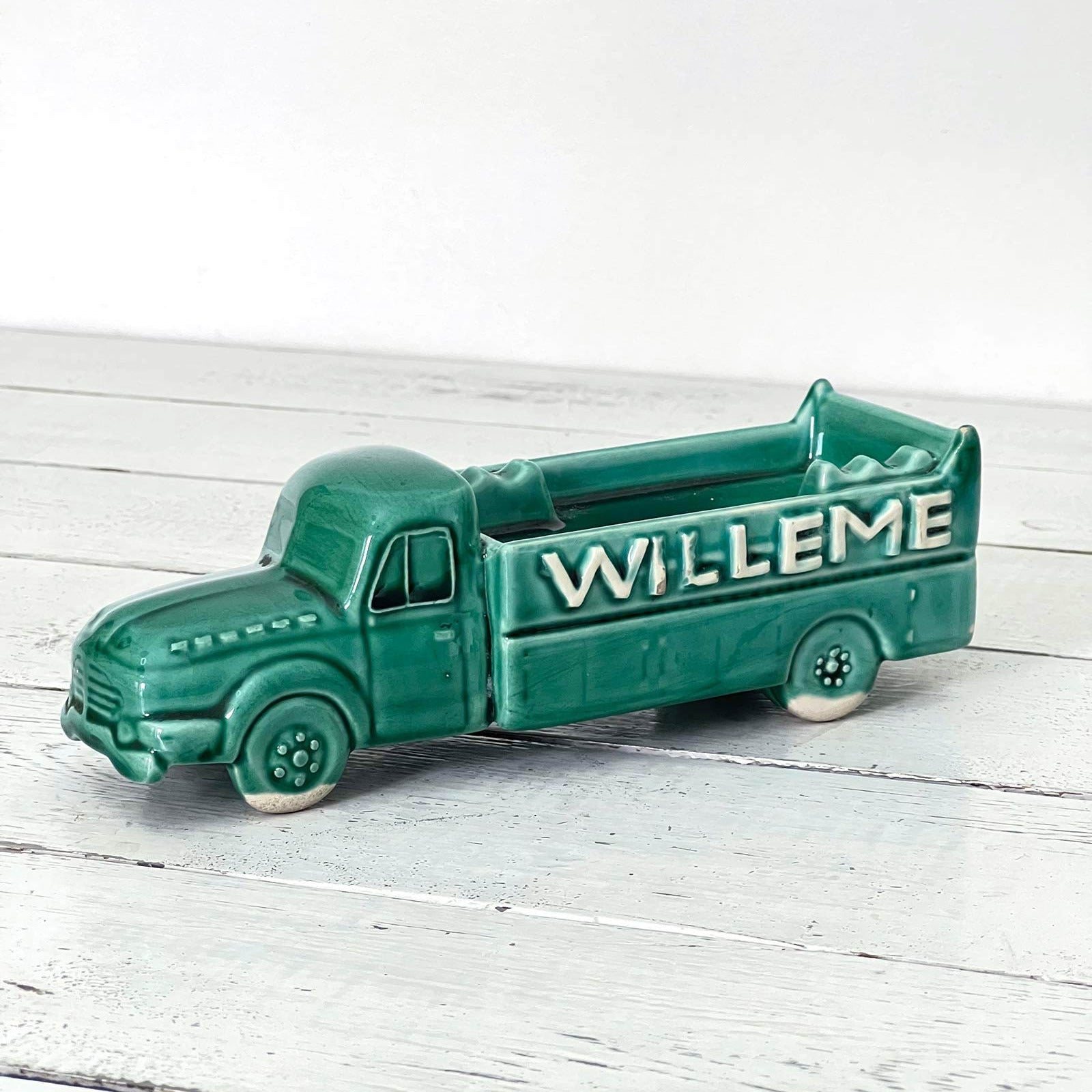 Cendrier publicitaire vintage en céramique représentant un camion Willeme, en très bon état.