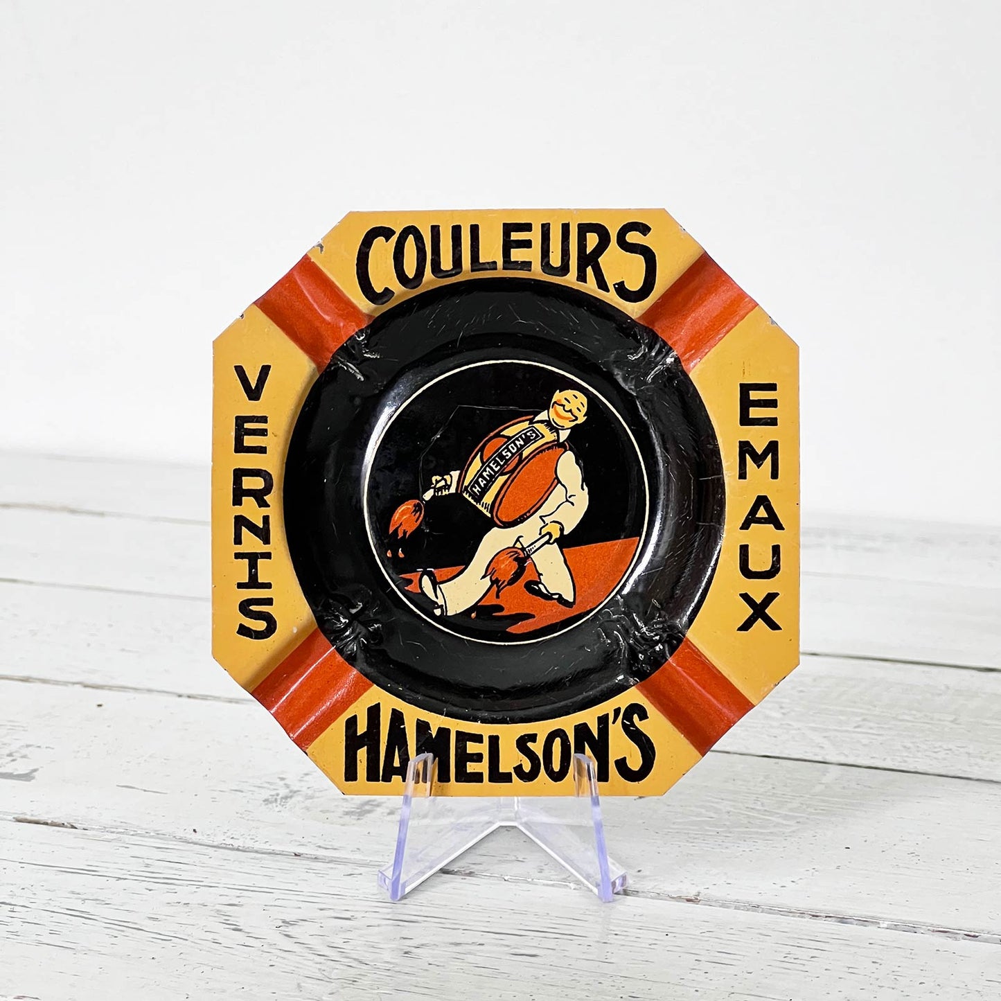 Cendrier publicitaire vintage en tôle lithographiée pour les couleurs et vernis Hamelson’s, en très bon état.