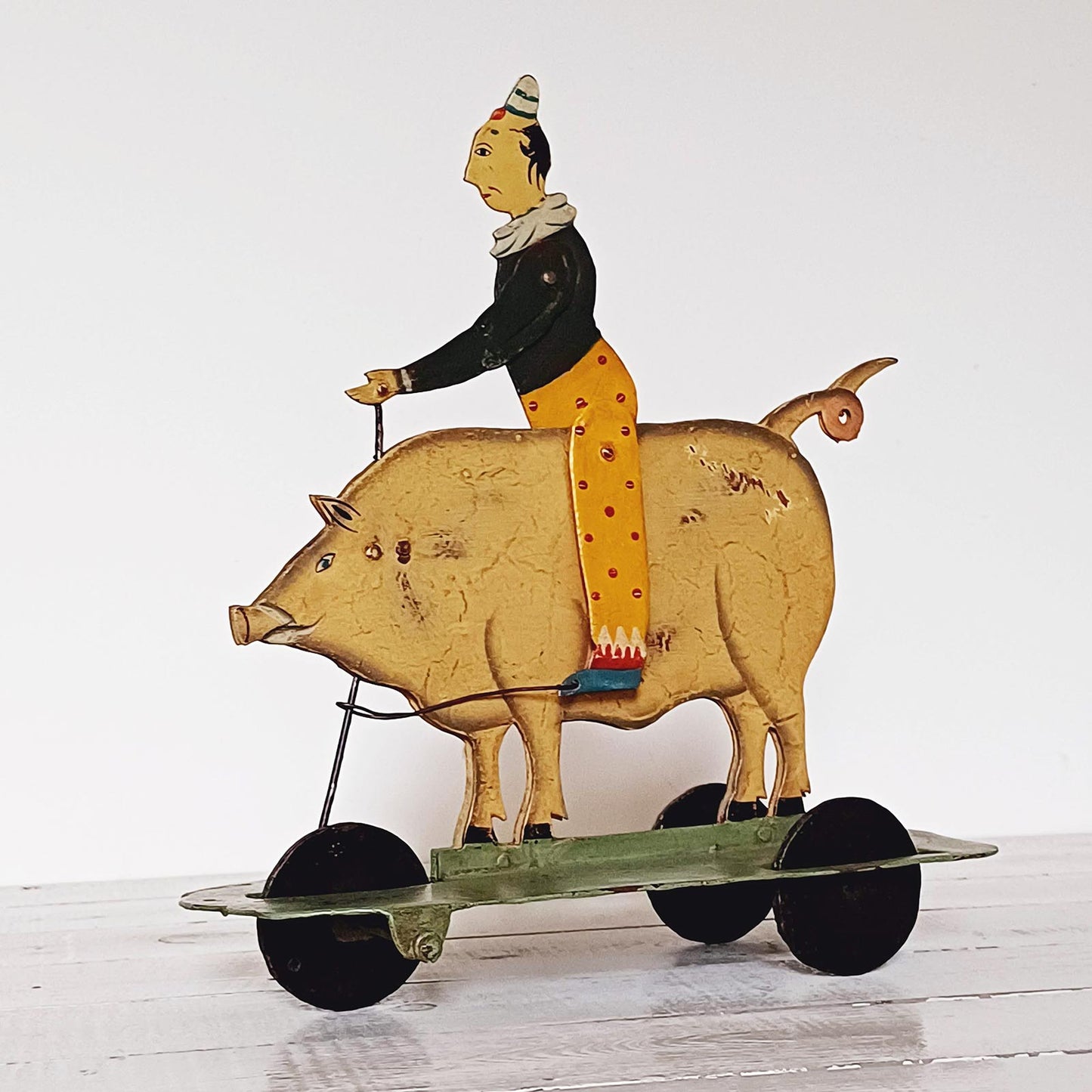 Clown chevauchant un cochon - Jouet à tirer en tôle peinte à la main