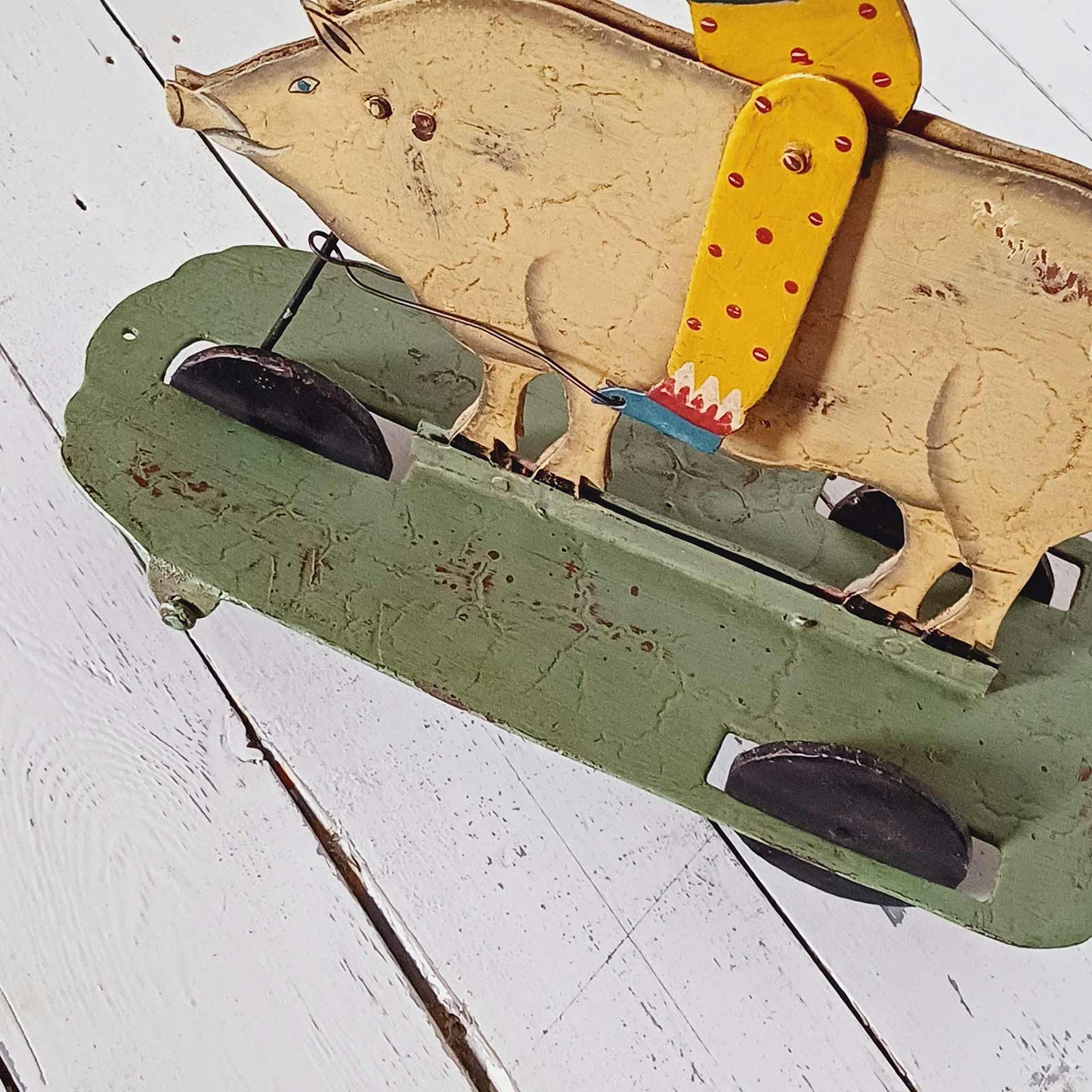 Clown chevauchant un cochon - Jouet à tirer en tôle peinte à la main