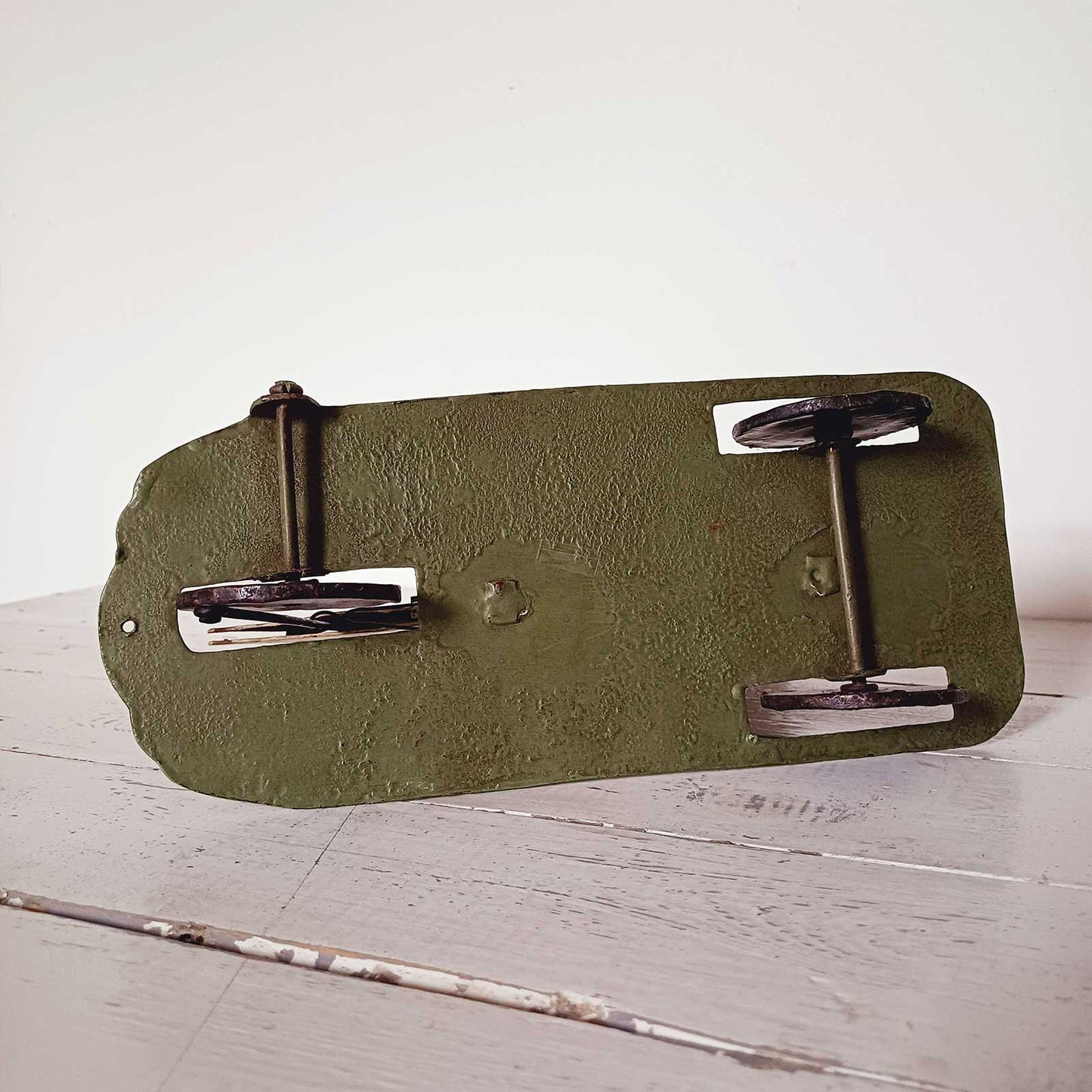 Clown chevauchant un cochon - Jouet à tirer en tôle peinte à la main