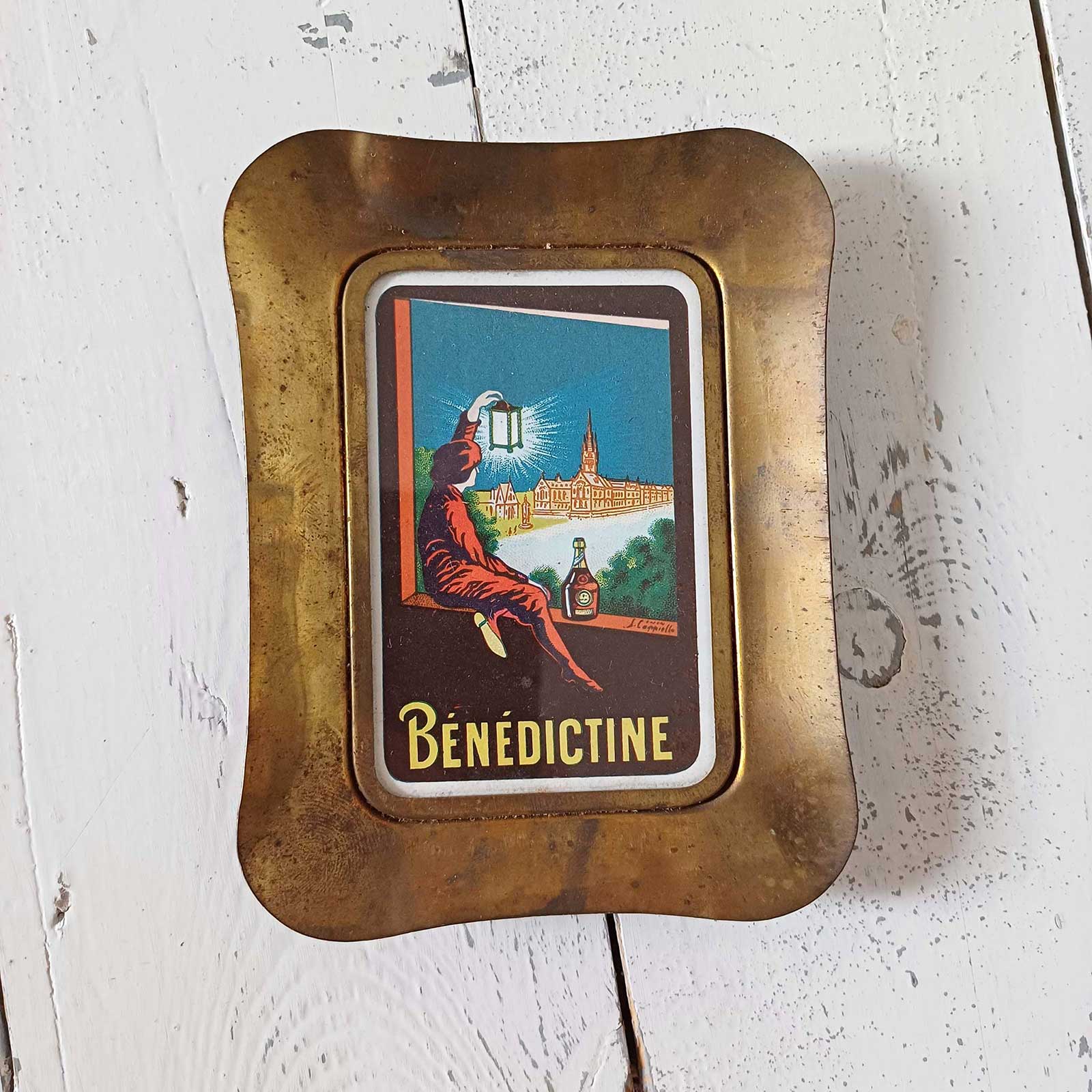 Coupelle publicitaire Bénédictine, illustration sous verre de Leonetto Cappiello, laiton patiné vintage.