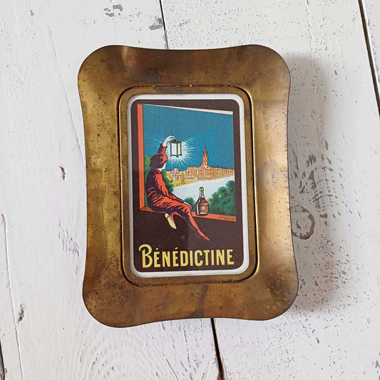 Coupelle publicitaire Bénédictine, illustration sous verre de Leonetto Cappiello, laiton patiné vintage.