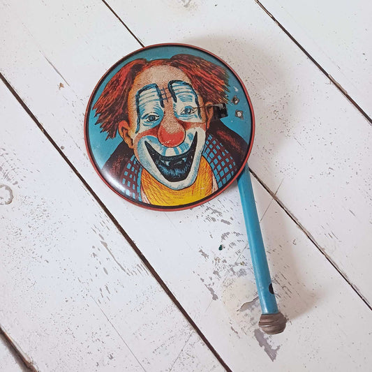Crécelle ancienne en tôle lithographiée illustrée des clowns Blanc et Auguste Footit, fabrication française Camelin, circa 1950.