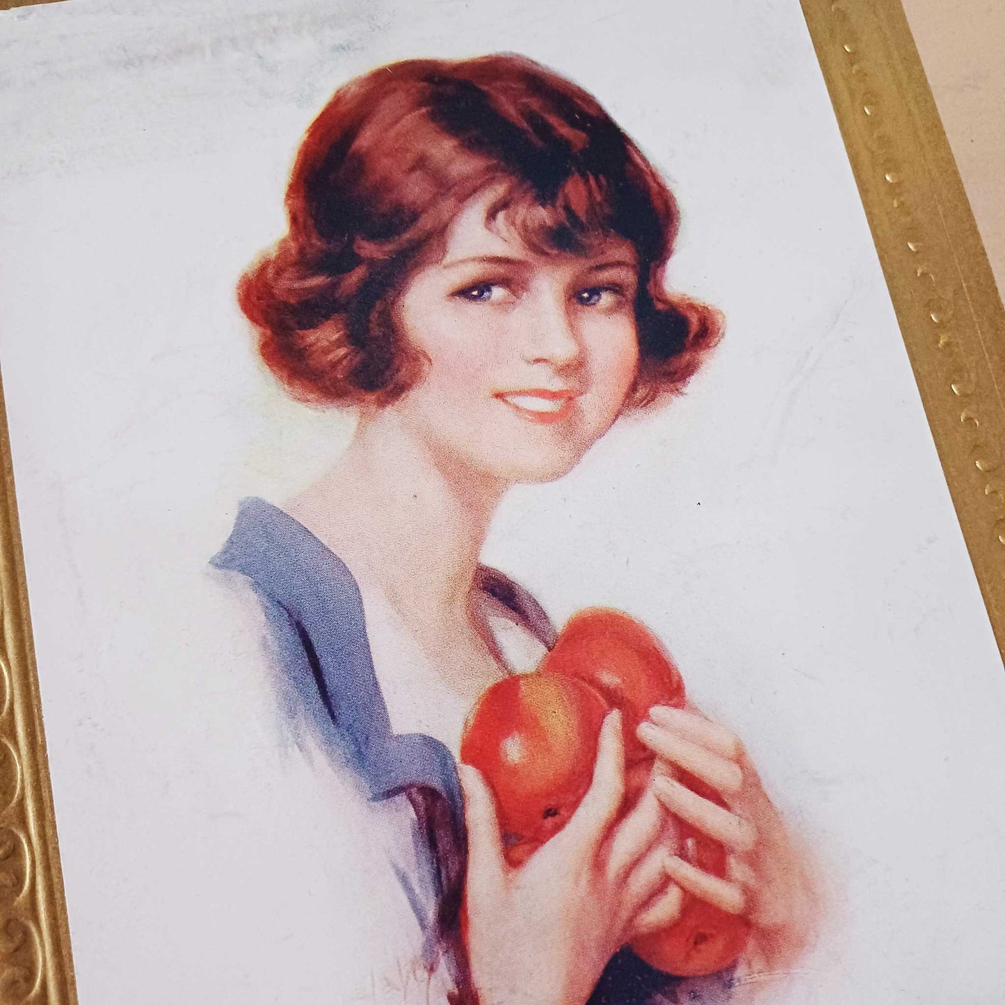 Carton publicitaire Delhaize & Cie – Jeune femme aux pommes