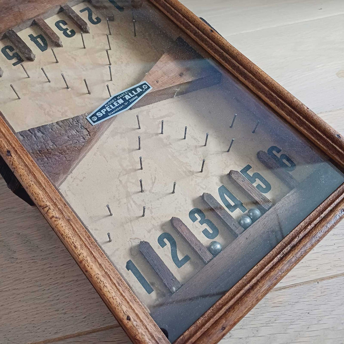 Ancien jeu de bagatelle de bistrot de la marque Alla à Kuurne