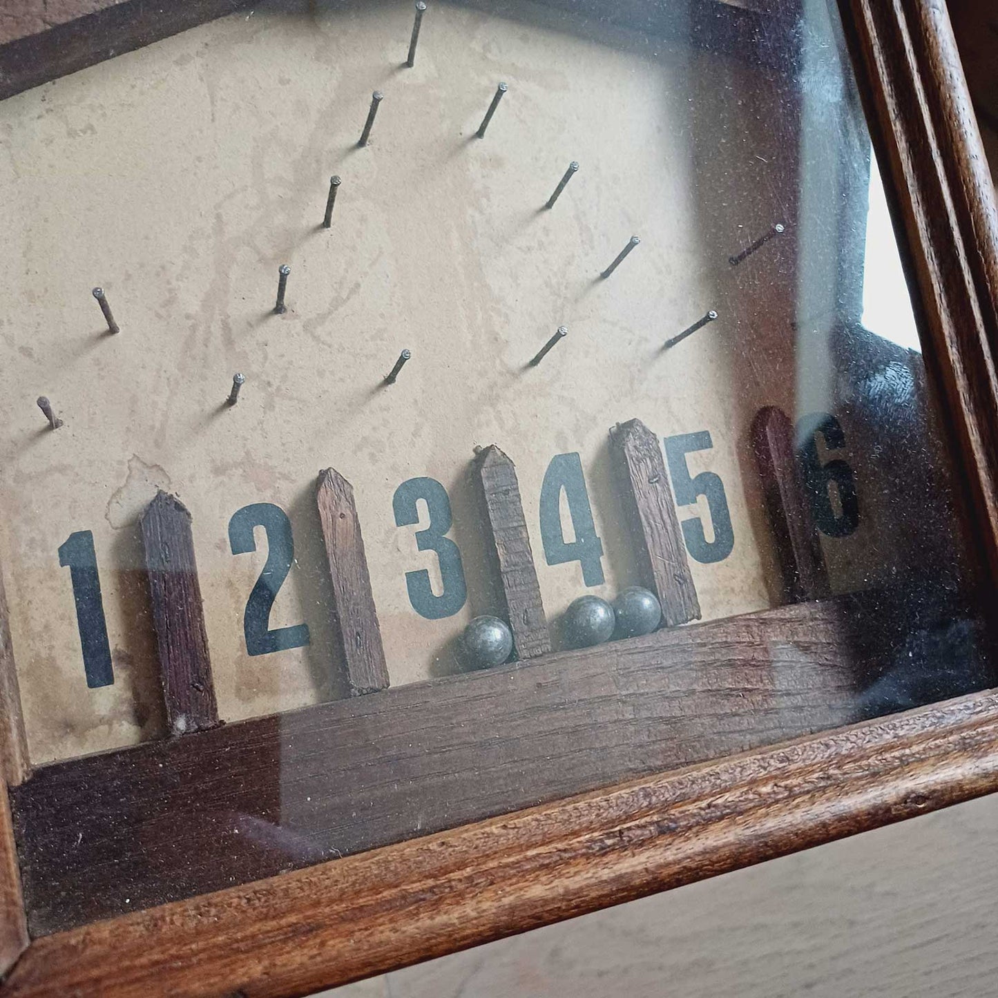 Ancien jeu de bagatelle de bistrot de la marque Alla à Kuurne