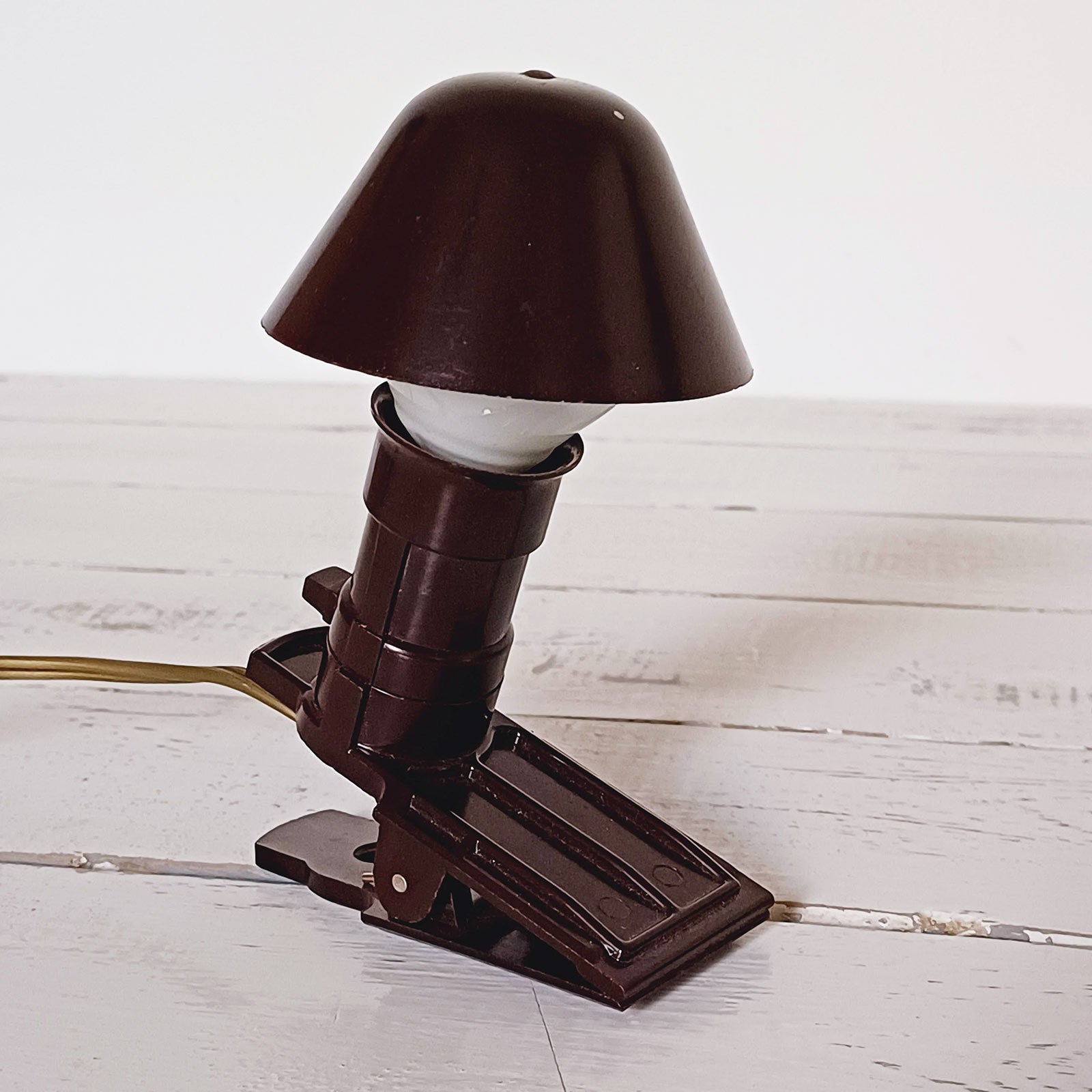 Lampe champignon ancienne en bakélite avec pince, format 13,5 x 7 x 9 cm, en très bon état et fonctionnelle.