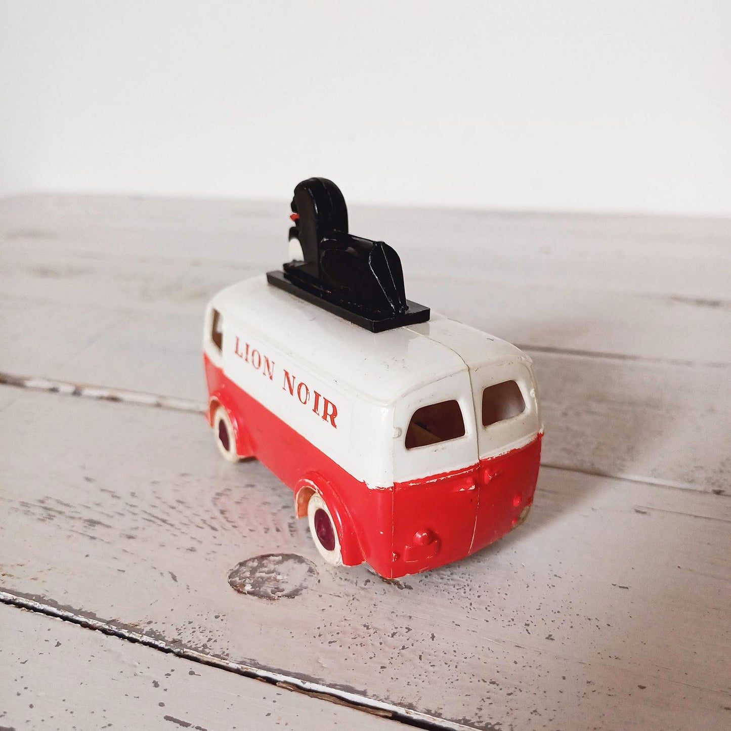 Jouet Peugeot à friction pour le cirage Lion Noir