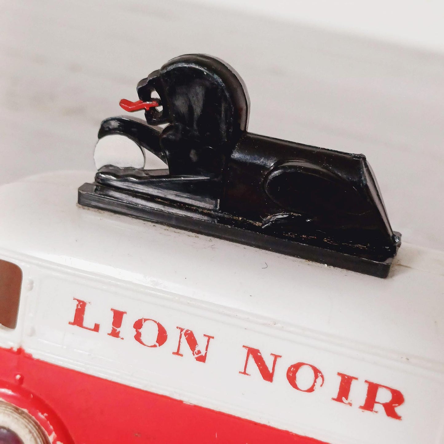 Jouet Peugeot à friction pour le cirage Lion Noir