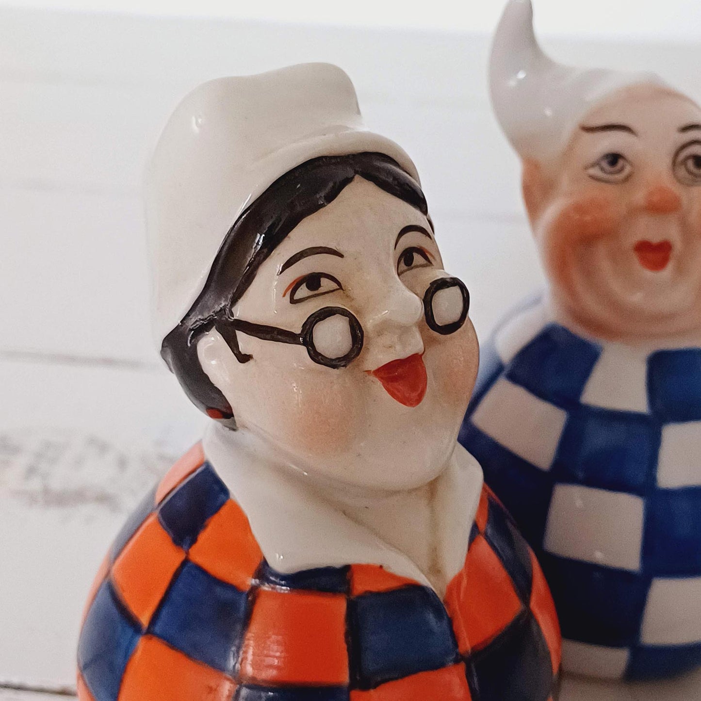 Paire de salière et poivrière en porcelaine - Le père Lustucru et la mère Michel
